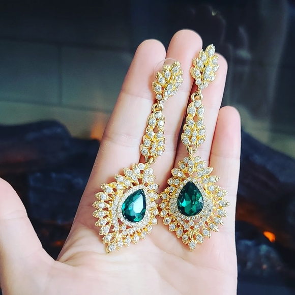 Green long earrings - Picture 2 of 3